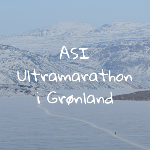 En gruppe cyklister kører ad en snoet grusvej gennem et tørt, stenet landskab under en klar blå himmel. Teksten Gravel i Uganda er skrevet hen over billedet.